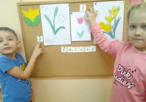 Dzieci wskazują pierwsze głoski w nazwach kwiatów