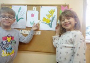 5-latki wskazują pierwszą głoskę w nazwie krokus, przeliczają litery w wyrazie kwiaty