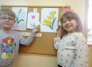 Poznajemy pierwsze wiosenne kwiaty - zajęcie w grupie 5-latków