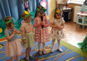 Dziewczynki z grupy 3-latków wcieliły się w rolę wiosennych kwiatów