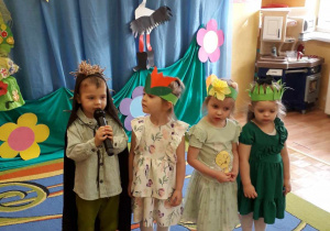 Dzieci z grupy 3-latków recytują wiosenne wierszyki