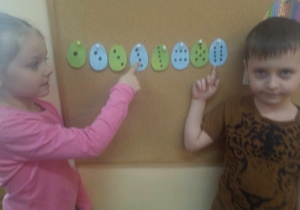 Dzieci układają pisanki według kolejności kropek