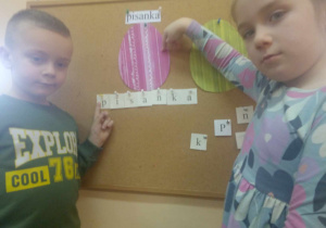 5-latki układają wyraz pisanka według wzoru