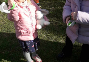 Dziewczynki znalazły wielkanocne jajka