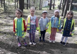 Grupa 5-latków w lesie
