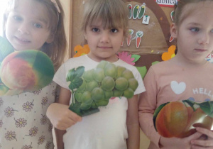 Dziewczynki odgadują zagadki o owocach
