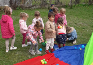 Wesołe zabawy w ogrodzie przedszkolnym