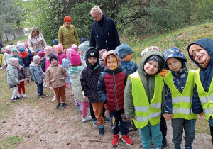 Przedszkolaki podczas spaceru do lasu