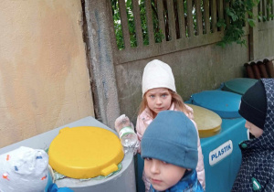 Przedszkolaki segregują śmieci w ogrodzie przedszkolnym