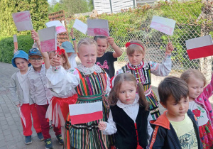 Dzieci z flagami Polski