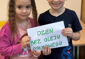 Dzieci wskazują zadanie z projektu.