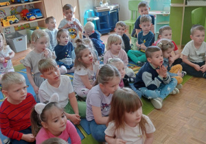 Dzieci słuchają informacji na temat udzielania pierwszej pomocy.