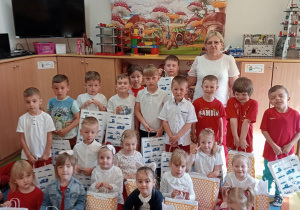 Uczestnicy konkursu stoją z panią Beatą Frączkowską.