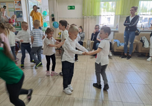 Uczestnicy konkursu biorą udział w zabawie tanecznej.