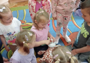 Dzieci na maskotkach ćwiczą umiejętność prawidłowego czyszczenia zębów.