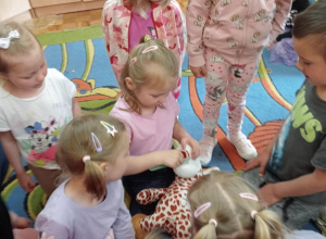 Spotkanie przedszkolaków z asystentką stomatologiczną.