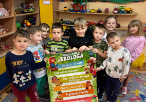 Dzieci prezentują Kodeks Małego Ekologa.