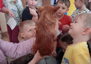 Pani Ewa zapoznaje dzieci z pieskiem.