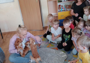 Pani Ewa opowiada dzieciom jak należy opiekować się i traktować pieski.