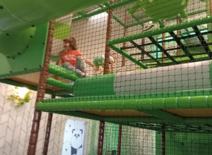 Wycieczka grupy 3-,4-latków do sali zabaw "Mała Panda".