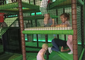 Przedszkolaki korzystają z atrakcji w sali zabaw.