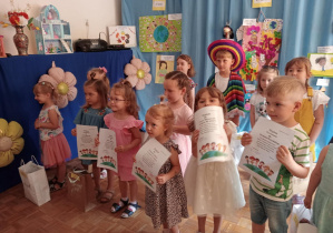 Uczestnicy konkursu stoją z dyplomami.