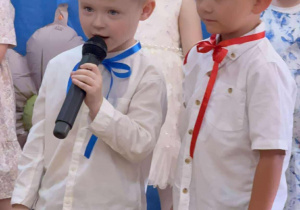 Dzieci śpiewają piosenkę dla mamy.