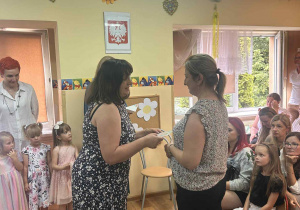 Pani wychowawczyni wręcza podziękowania rodzicom.
