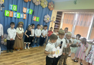 Chłopcy recytują wiersze o czarodziejskich słowach.