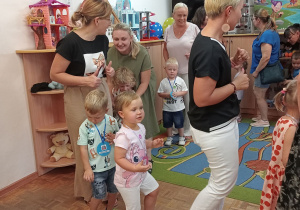 Dzieci tańczą wspólnie z rodzicami.