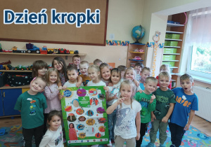 Grupa 4-, 5- latków z plakatem Międzynarodowego Dnia Kropki