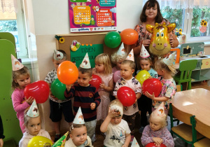 Najmłodsze przedszkolaki z balonami w kolorach jesieni
