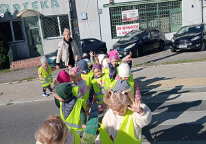 Najmłodsze przedszkolaki na przejściu dla pieszych