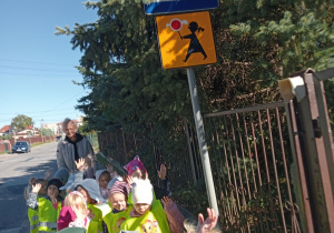Dzieci stoją na chodniku.