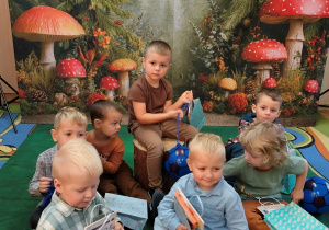 Chłopcy z prezentami z grupy Maluszków.