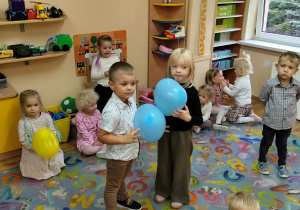 Przedszkolaki podczas zabawy z balonami.