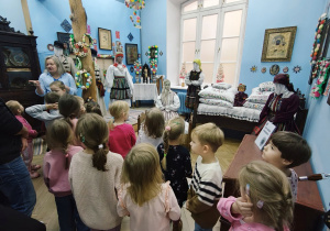 Przedszkolaki oglądają wystawę w muzeum.