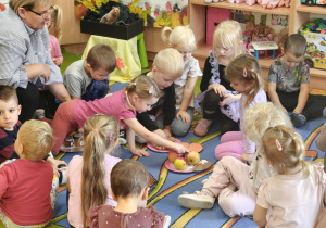 Przedszkolaki przeliczają jabłuszka.