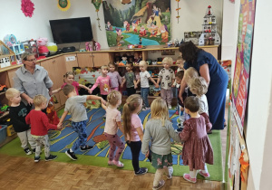 Dzieci w kole z Paniami podczas zabaw ruchowych