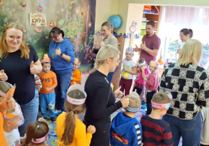 Dzieci z rodzicami w kole podczas zabawy