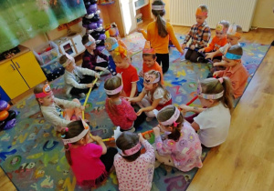 Przedszkolaki bawią się gumą sensoryczną.