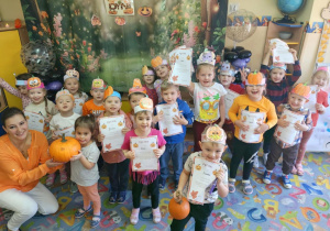 Dzieci z dyniami w dyplomami za udział w zajęciach