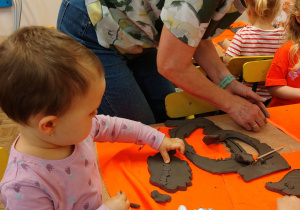 Dzieci lepią jeże z gliny.