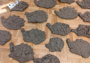 Jeże wykonane przez przedszkolaki.