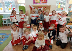 Przedszkolaki z grupy 3-,4- latków z chorągiewkami.