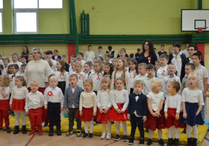 Przedszkolaki w Szkole śpiewają hymn podczas apelu.