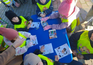 Przedszkolaki rysują swoje wymarzone prezenty.