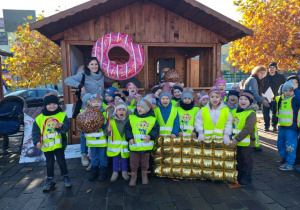 Grupa " Jeżyki" stoi z wychowawcą podczas imprezy.