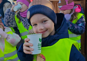 Dzieci piją ciepłą czekoladę.