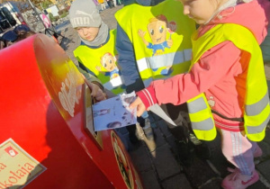 Przedszkolaki wrzucają listy do skrzynki.